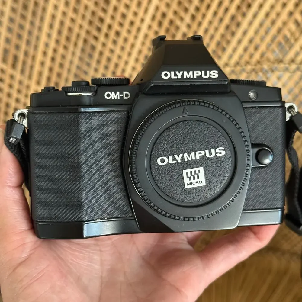 OLYMPUS OM-D E-M5 16MP DIGITAL CAMERA BODY FLASH BATTERIES CHARGER OG BOX